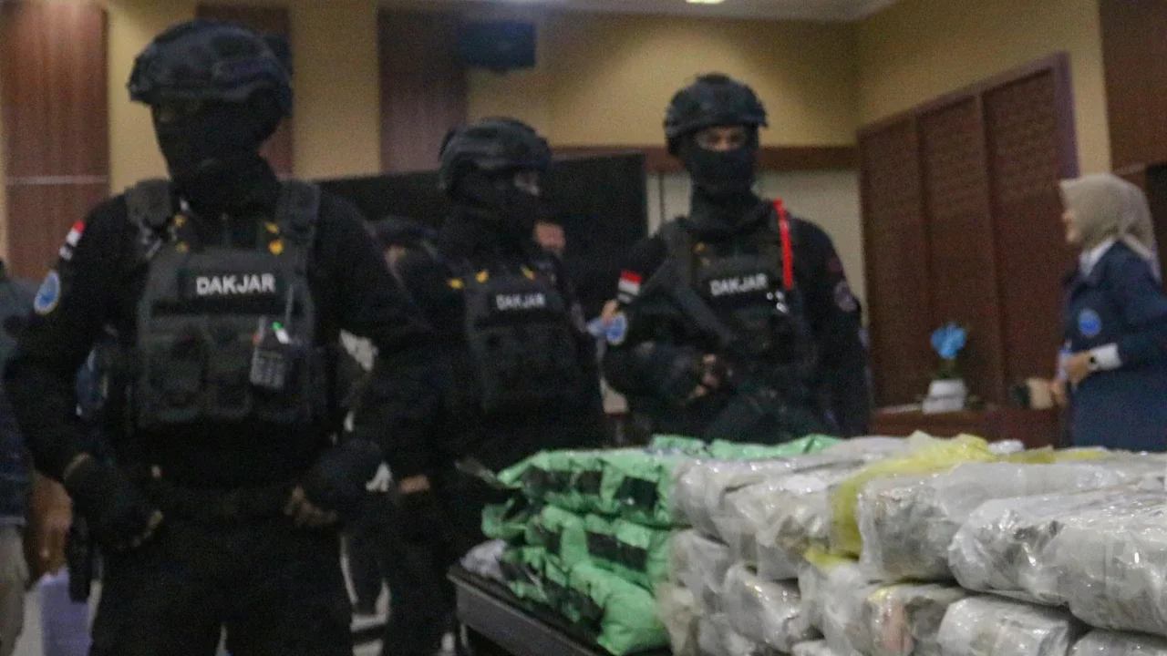 Petugas BNN menunjukkan barang bukti narkotika saat konpers hasil Operasi Saber Bersinar 2026 di Kantor BNN RI, Jakarta, Selasa (19/05/2026).