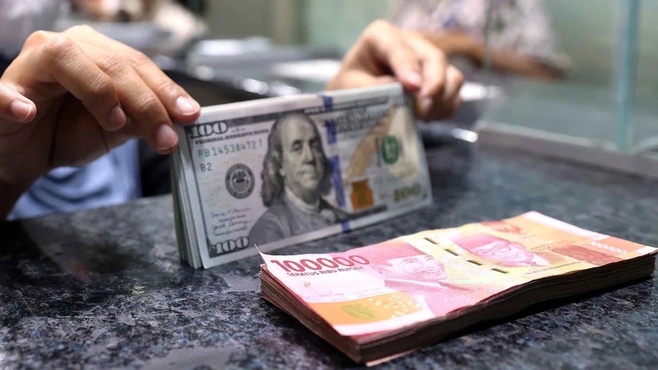 Dipicu Konflik Timur Tengah, Nilai Tukar Rupiah Terus Melemah Hingga Sentuh Level Rp17.728 per USD