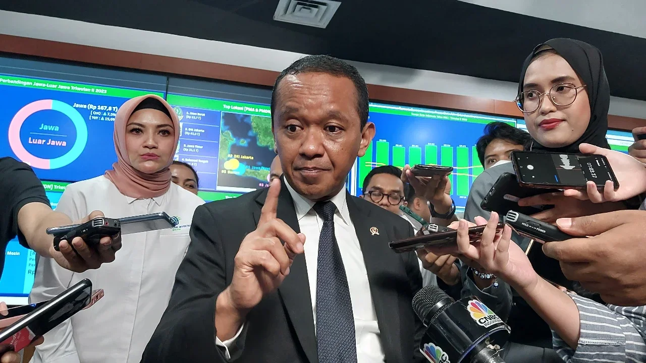 Menteri Investasi/Kepala Badan Koordinasi Penanaman Modal (BKPM) Bahlil Lahadalia Kantor Kementerian Investasi/BKPM, Jumat (21/7/2023). Bahlil mengungkap realisasi investasi di berbagai wilayah Indonesia. (Arief/Liputan6.com)