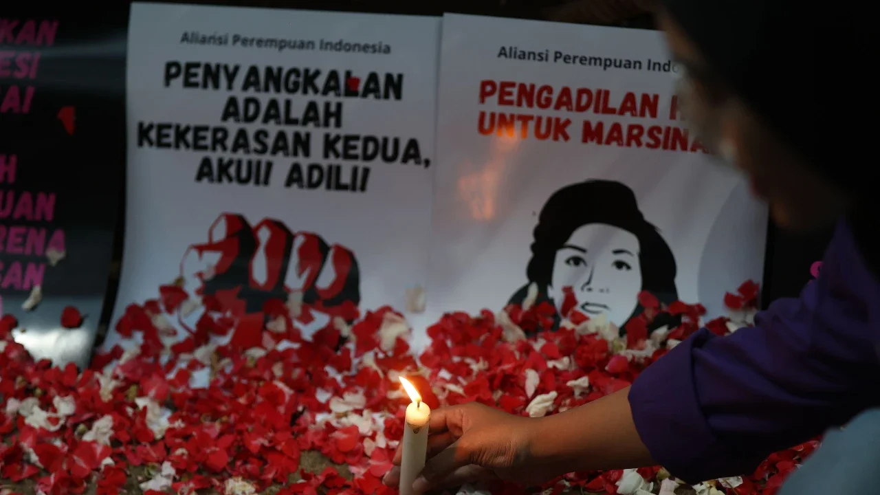 Massa dari Aliansi Perempuan Indonesia (API) menggelar aksi memperingati 28 tahun Reformasi di depan kantor Komnas HAM, Jakarta, Selasa (19/5/2026).