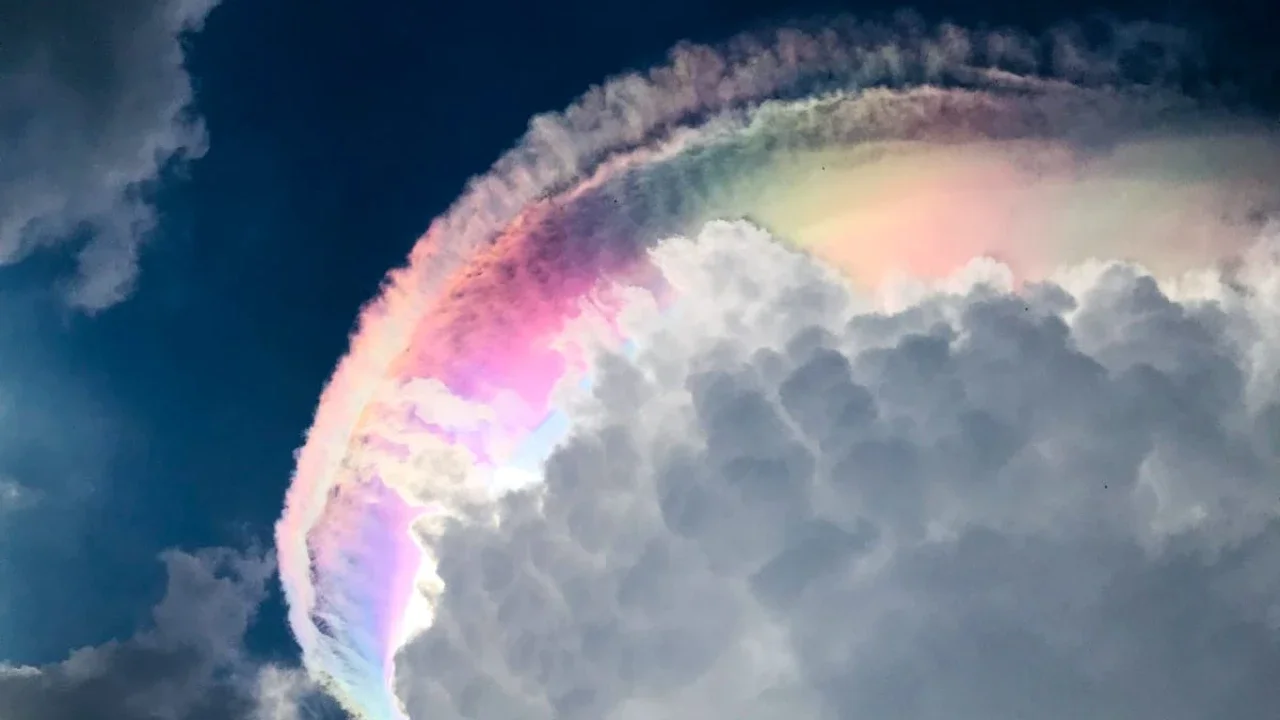 Langit Jonggol Mendadak Berwarna, Awan Mirip Pelangi Bikin Warga Takjub