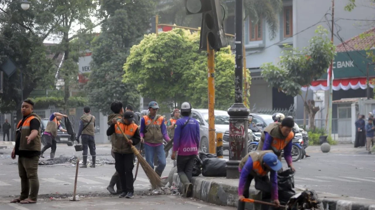 Tak Hanya Bakar Pos Polisi dan Videotron, Massa Berpakaian Hitam Rusak Lampu Lalu Lintas di Bandung Senilai Rp400 Juta
