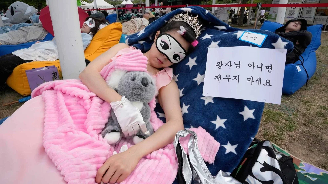 Peserta tidur siang saat Kompetisi Hangang Nap 2026 di Taman Yeouido Hangang di Seoul, Korea Selatan, Sabtu (02/05/2026).