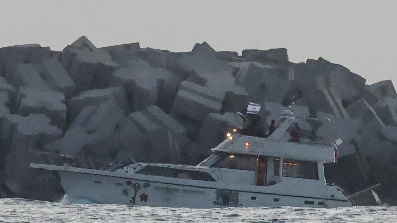 Pasukan angkatan laut Israel membawa kapal Global Sumud yang disita  menuju  pelabuhan Ashdod di Israel, Selasa (19/05/2026).