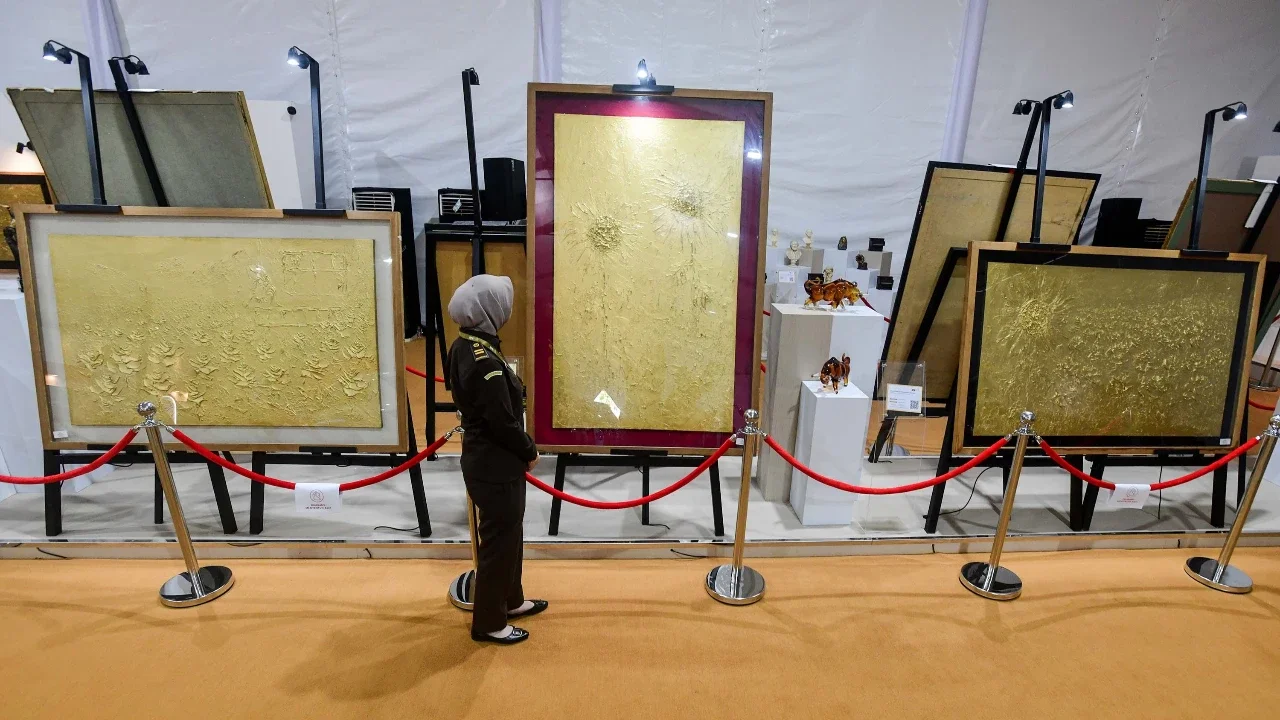 Lukisan dari emas yang ditaksir minimal Rp 4 milyar dan dilelang terbuka pada acara Badan Pemulihan Aset (BPA) Kejaksaan RI Fair 2026 di Jakarta, Kamis (21/5/2026).