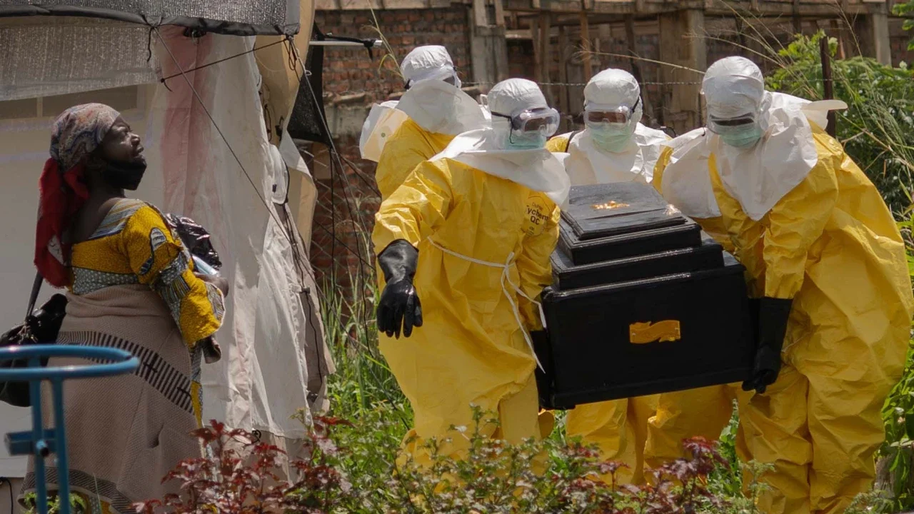 Seorang wanita menangis saat para pekerja Palang Merah membawa peti jenazah seseorang yang meninggal karena Ebola dari sebuah pusat kesehatan di Rwampara, Kongo, Rabu (20/05/2026).