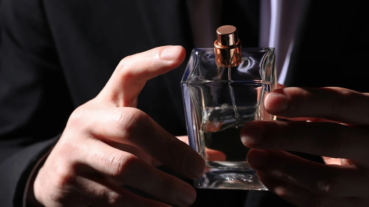 Ilustrasi parfum dengan aroma woody-fresh untuk tampil memikat.