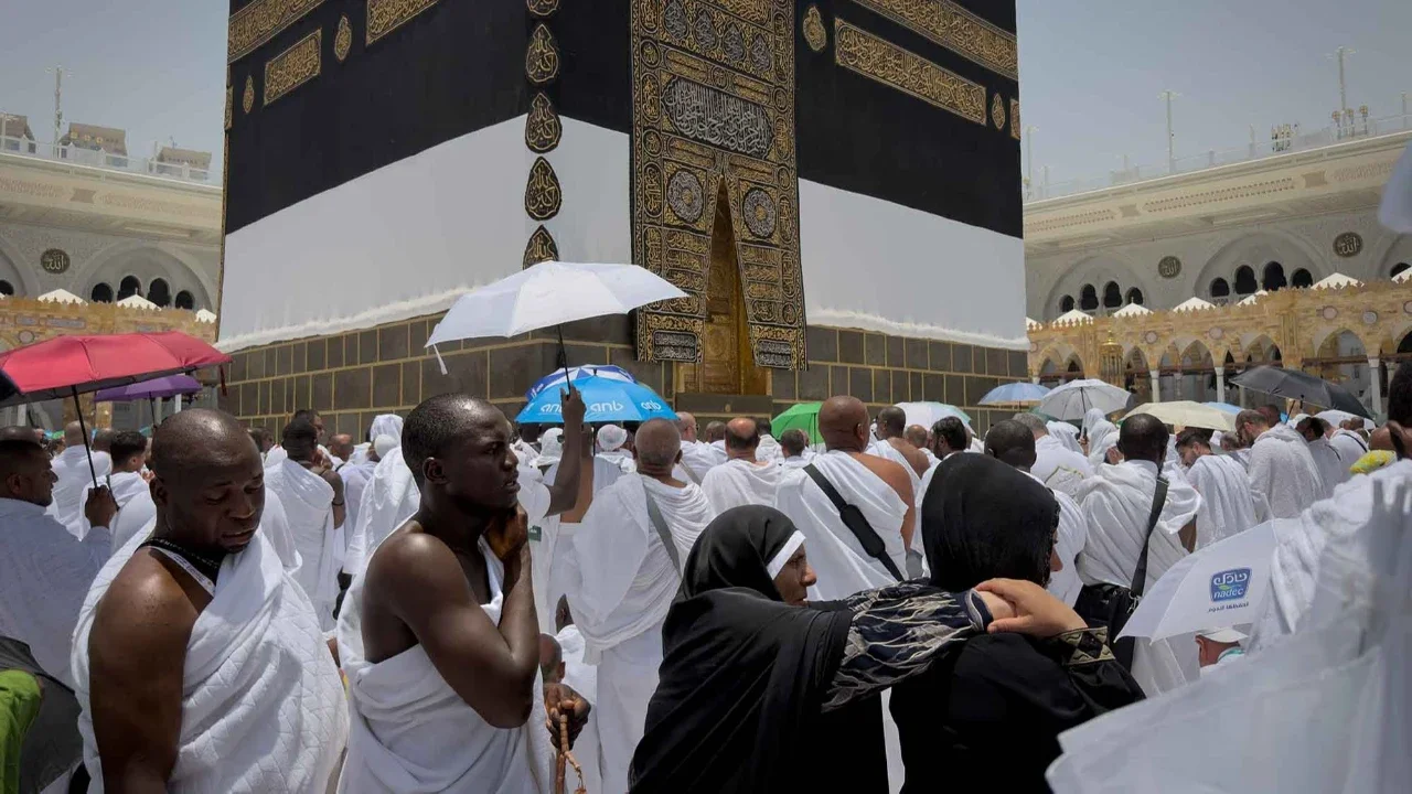 Jemaah Muslim melakukan tawaf mengelilingi Ka'bah di Masjidil Haram,  Arab Saudi, Kamis (21/05/2026).