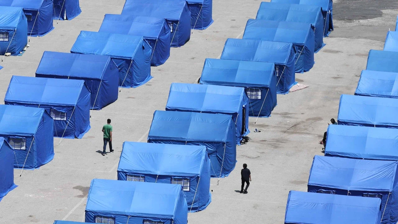 Tenda-tenda biru bantuan pemerintah Lebanon untuk menampung warga yang mengungsi dari pinggiran selatan Beirut dan Lebanon selatan akibat serangan Israel di Beirut, Jumat (22/05/2026).