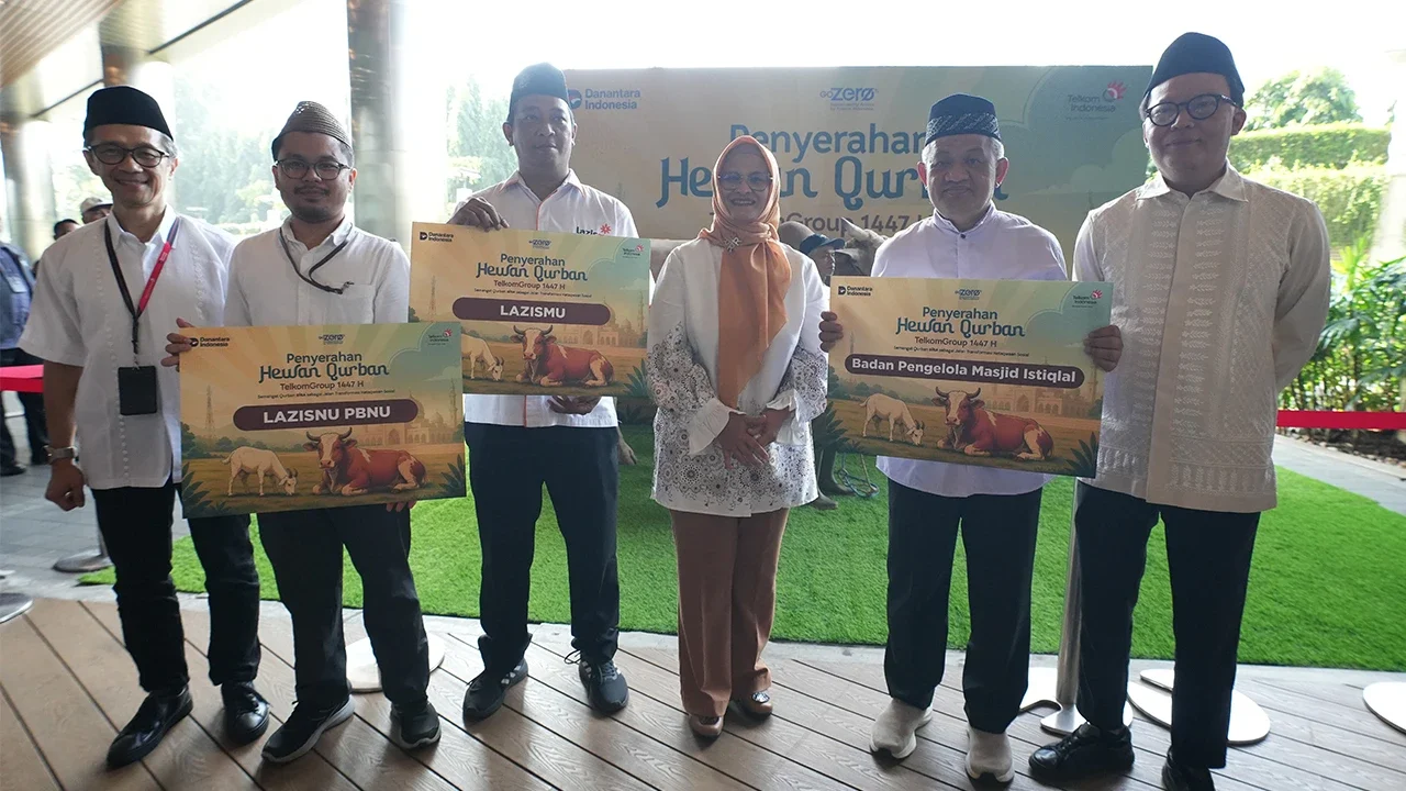 Direktur Utama Telkom Dian Siswarini didampingi Direktur Human Capital Management Telkom Willy Saelan pada kegiatan seremonial penyerahan hewan kurban di Vertical Garden Telkom Hub, Jumat (22/5/2026).