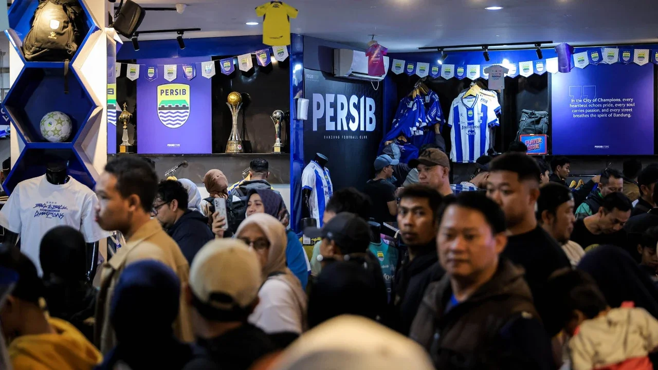 Warga Bandung serbu jersey dan merchandise jelang laga penentuan juara BRI Super League 2025/2025 antara Persib Bandung melawan Persijap Jepara  di Persib Store, Bandung, Sabtu (23/05/2026).