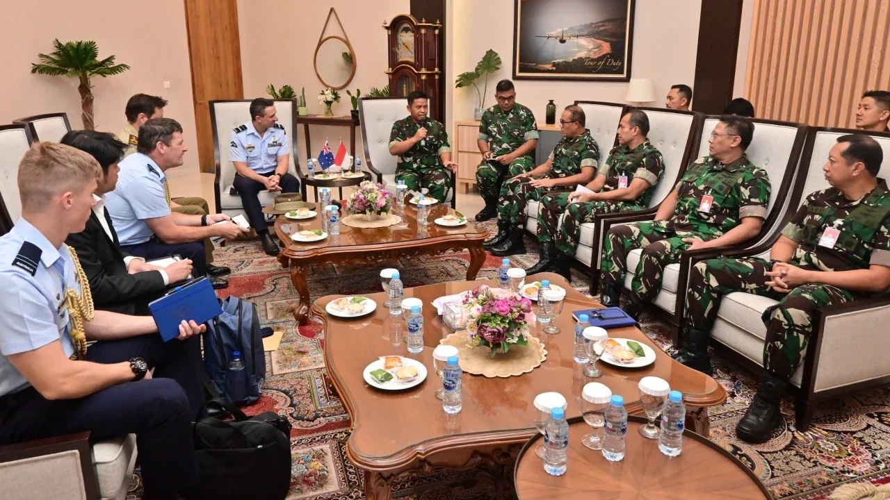 Kaskoopsudnas Purwoko Marsda TNI Aji Prabowo mewakili Pangkoopsudnas menerima kunjungan kehormatan Air Commander Australia Harvey Reynolds dalam agenda Air Staff Talks 2026 di VIP Room Pandawa Lanud Halim Perdanakusuma, Kamis (21/5/2026), g