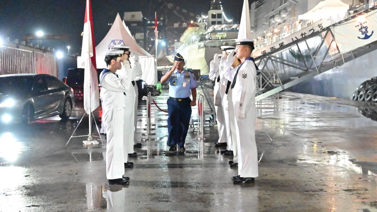 Kaskoopsudnas Marsda TNI Purwoko Aji Prabowo mewakili Kasau M. Tonny Harjono menghadiri Reception on Board Kapal JS Ikazuchi yang dipimpin Commander Nobukazu Ryuso di Dermaga 107 Pelabuhan Tanjung Priok, Jumat (22/5/2026)