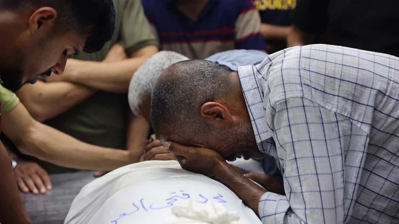 Kerabat berduka di atas jenazah korban serangan udara Israel di Rumah Sakit al-Shifa,  Gaza, Sabtu (23/05/2026