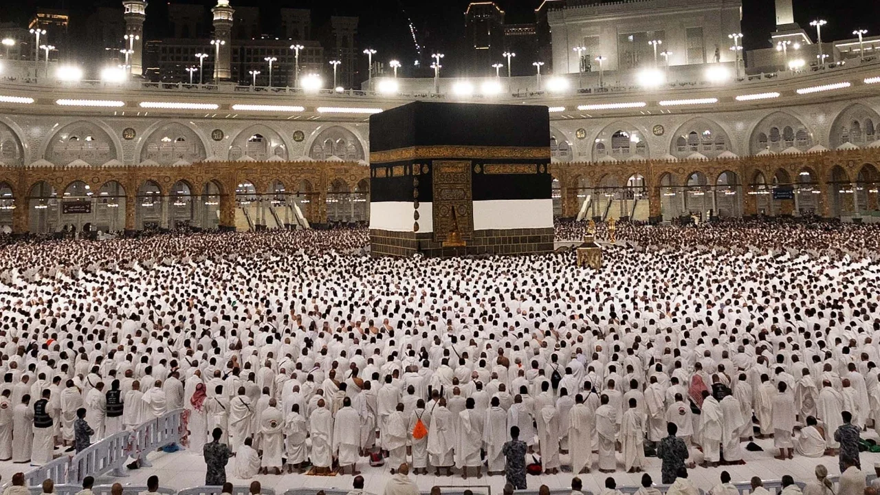 Jemaah haji berdoa di sekitar Ka'bah menjelang puncak ibadah haji  di kota suci Mekah, Sabtu (23/05/2026).