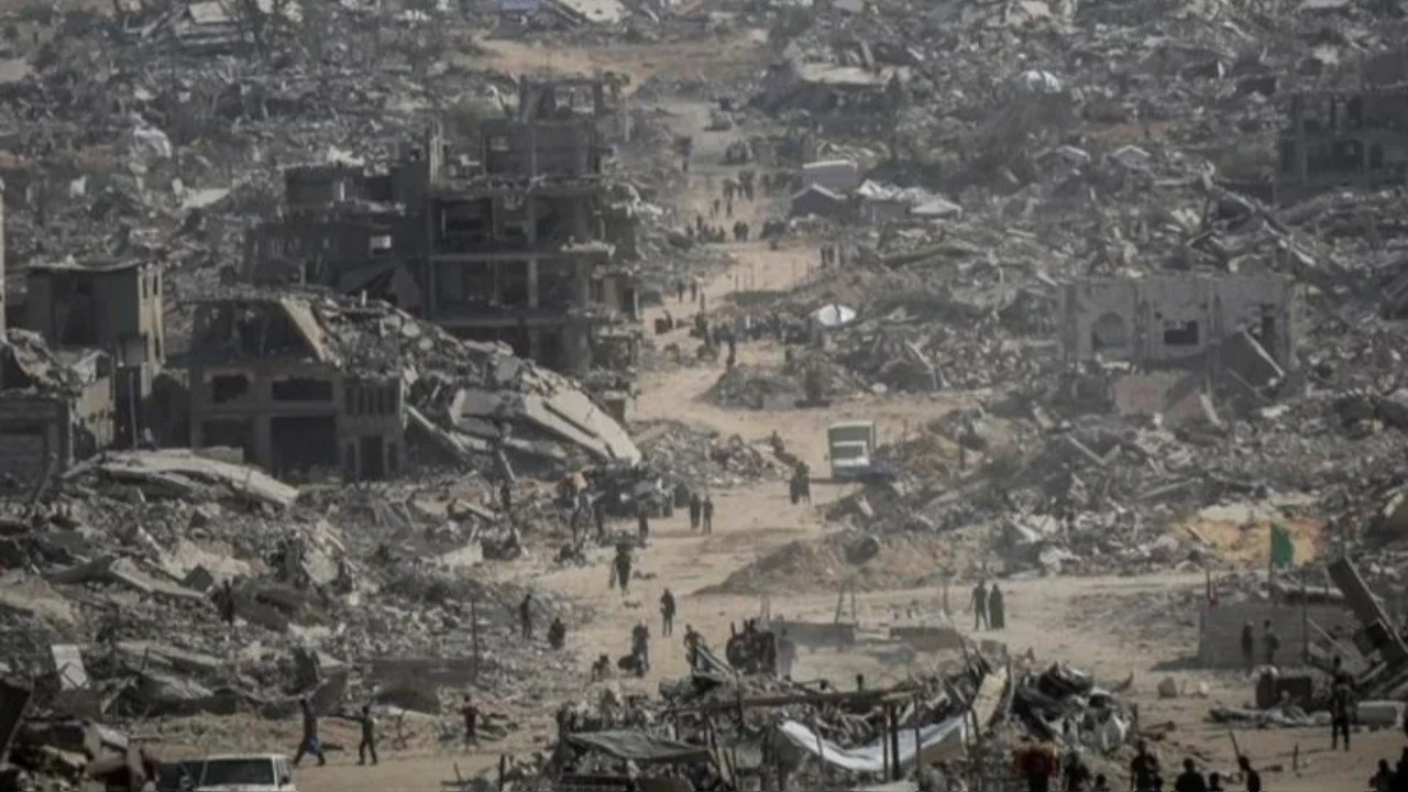 Jumlah korban tewas di Jalur Gaza terus melonjak, kini mencapai puluhan ribu orang. Mayoritas korban adalah perempuan dan anak-anak, menunjukkan skala tragedi kemanusiaan.