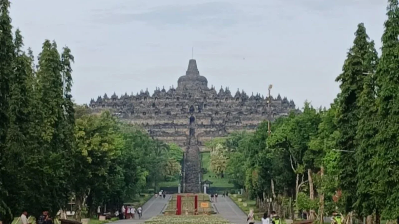 Pengelola menetapkan Target Pengunjung Candi Borobudur Libur Lebaran 2026 mencapai 83.000 orang, meningkat 5% dari tahun sebelumnya. Persiapan matang dilakukan untuk menyambut lonjakan wisatawan.