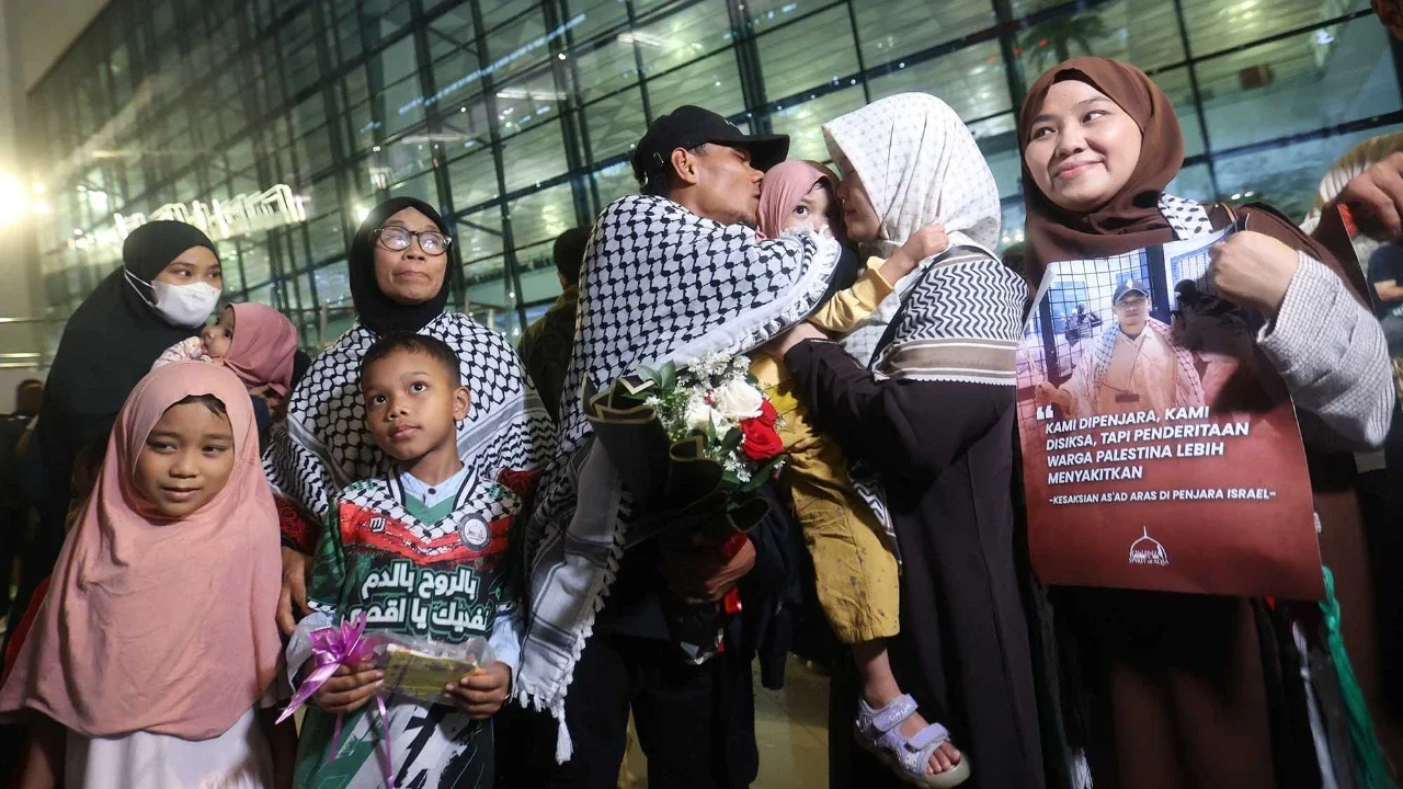 Warga negara Indonesia (WNI) yang tergabung dalam misi kemanusian Global Sumud Flotilla disambut keluarganya setibanya dari Istambul, Turki di Terminal 3, Bandara Soekarno Hatta, Tangerang, Banten, Minggu (24/5/2026).