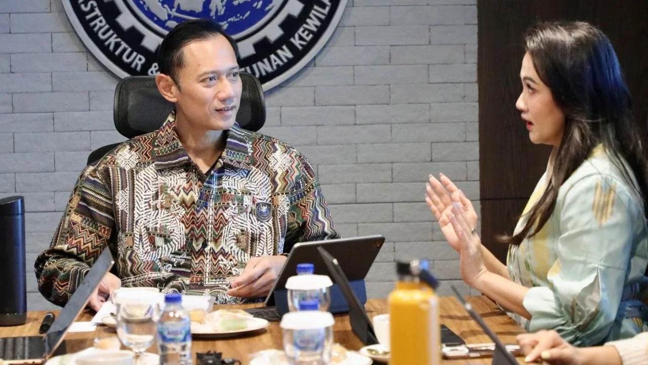 Menteri Koordinator Bidang Infrastruktur dan Pembangunan Kewilayahan Agus Harimurti Yudhoyono menerima Gubernur Sherly Tjoanda dalam pertemuan membahas percepatan pembangunan infrastruktur dan pemerataan ekonomi di Maluku Utara, Jumat (22/5/2026)