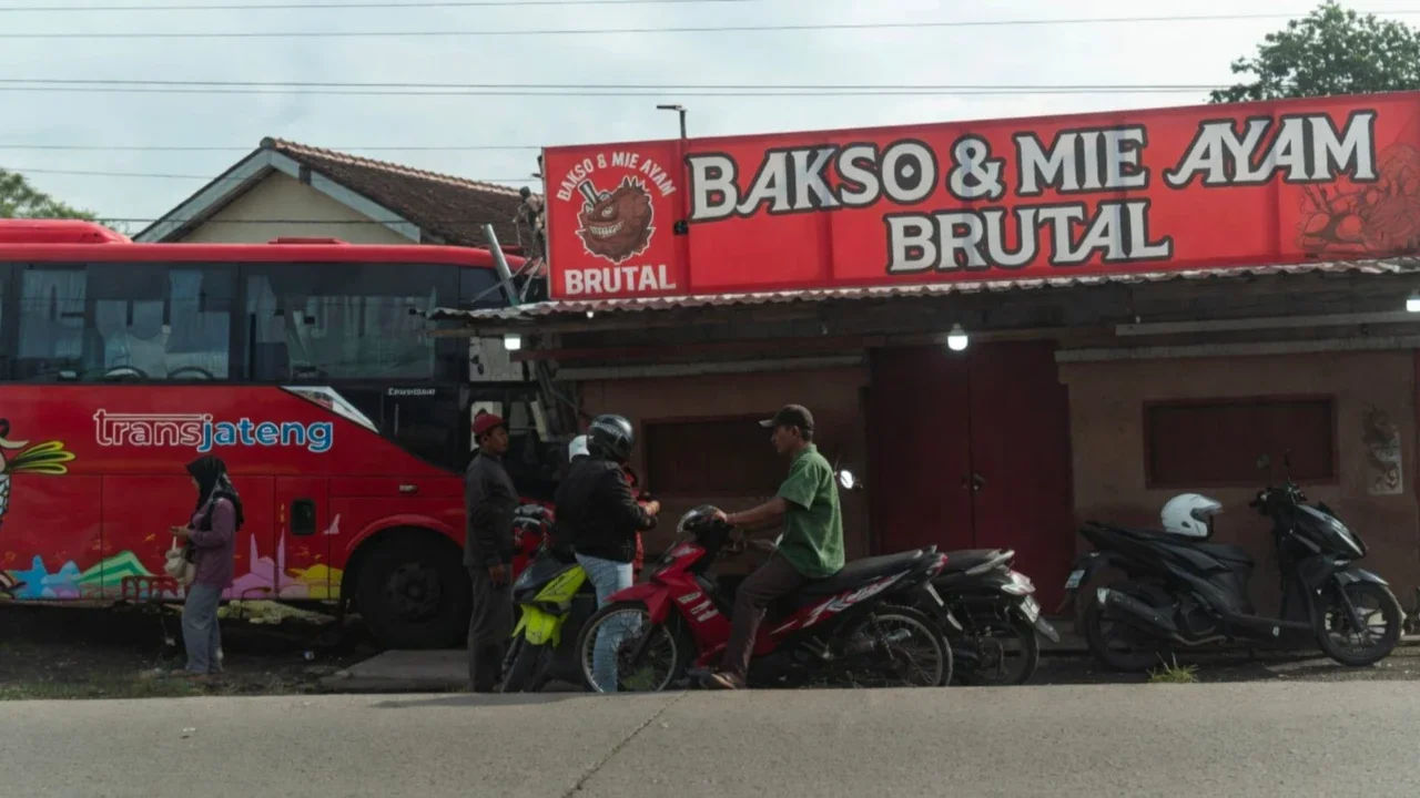 Bus Trans Jateng Nyeruduk Warung Bakso di Grobogan, Dipicu Sopir Batuk-Batuk