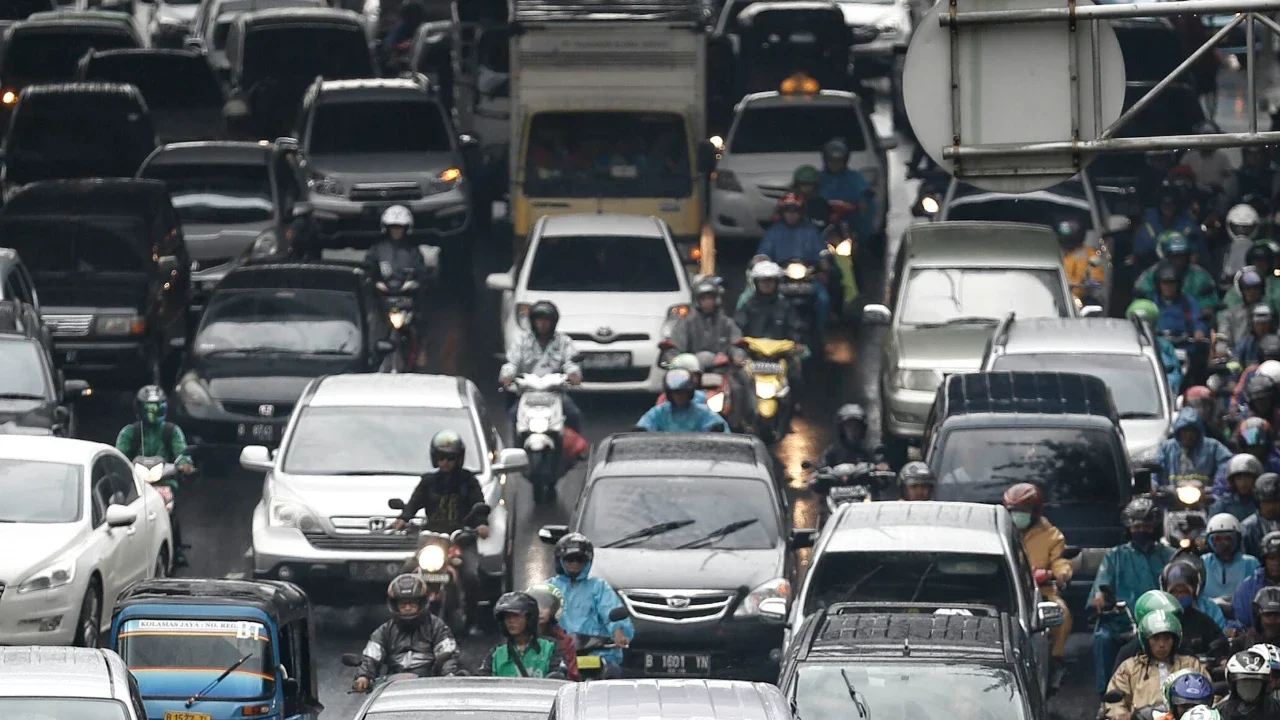 Antrean kendaraan yang terjebak kemacetan di Jalan Pramuka, Jakarta, Jumat (26/2). Banjir yang menggenangi sejumlah ruas jalan menyebabkan kemacetan arus lalu lintas di beberapa titik. (Liputan6.com/Faizal Fanani)