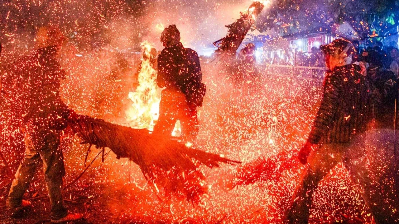 Peserta saling serang menggunakan obor saat tradisi perang obor di Desa Tegalsambi, Tahunan, Kabupaten Jepara, Jawa Tengah, Senin (25/5/2026) malam.