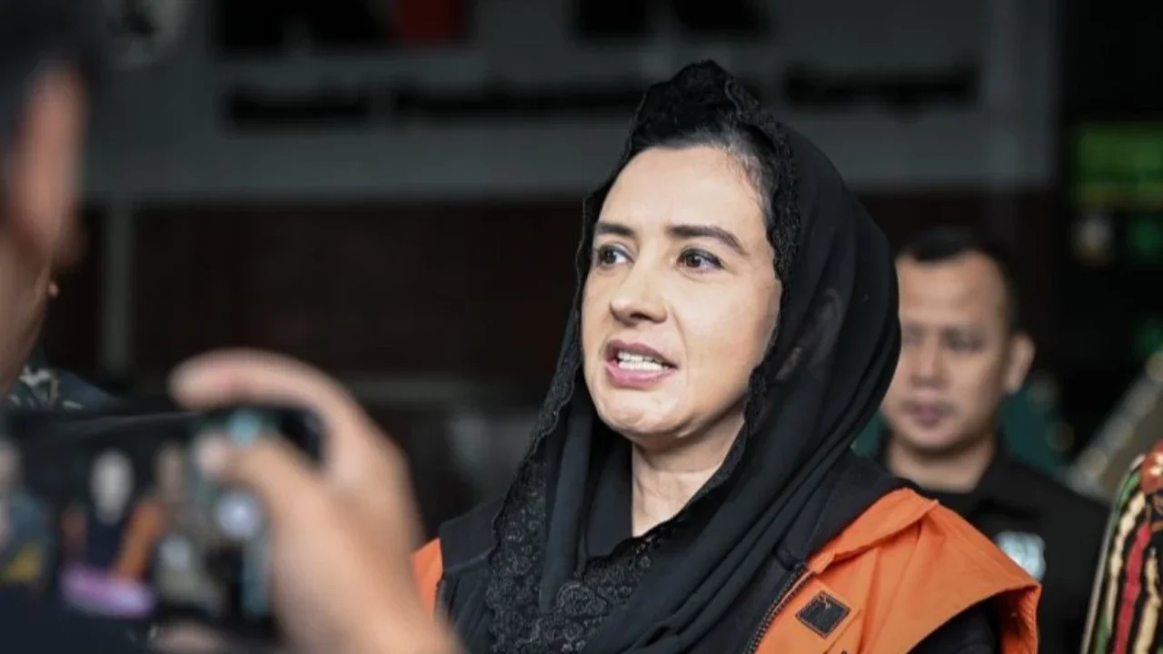 Komisi Pemberantasan Korupsi (KPK) terus mendalami dugaan korupsi Fadia Arafiq, mantan Bupati Pekalongan, terkait intervensi pengadaan barang dan jasa yang merugikan negara.