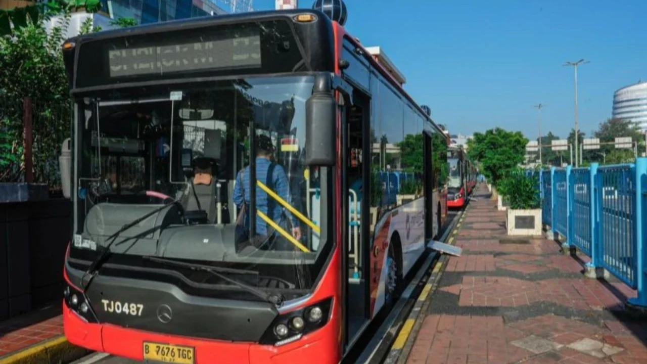 PT Transportasi Jakarta melakukan perubahan titik henti rute layanan SH2 Blok M-Soetta mulai 23 Maret, memastikan mobilitas masyarakat menuju Bandara Soekarno-Hatta tetap aman, nyaman, dan terjangkau.