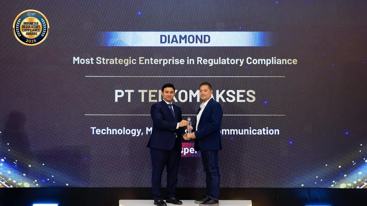 VP Corporate Legal & Secretary Telkom Akses Rizky Kurniawan mewakili Telkom Akses menerima penghargaan “Most Strategic Enterprise in Regulatory Compliance” kategori Technology, Media and Telecommunication PROSPER B.