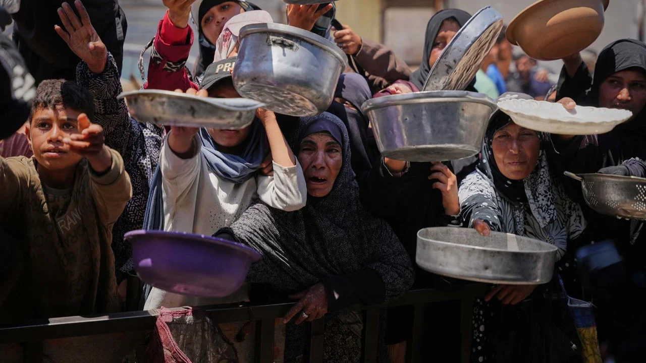 Warga Palestina  antri menerima sumbangan makanan di pusat distribusi di Khan Younis, Jalur Gaza, Rabu (27/95/2026).