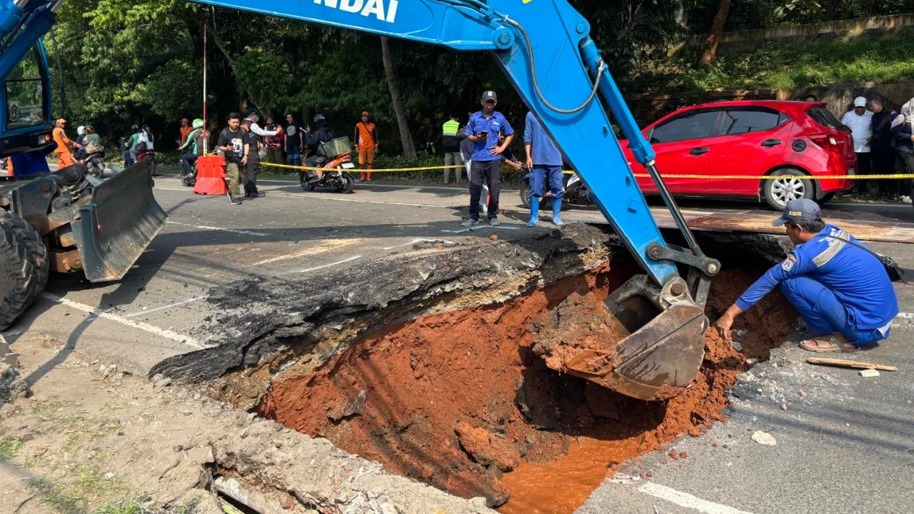 Eksavator Dikerahkan Urus Lubang Besar di Jagakarsa, Ini Penampakannya