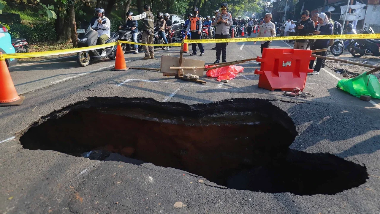 Jalan Amblas di Lenteng Agung Sepanjang 16 Meter, Ini Jalur Altenatif Menuju ke Depok