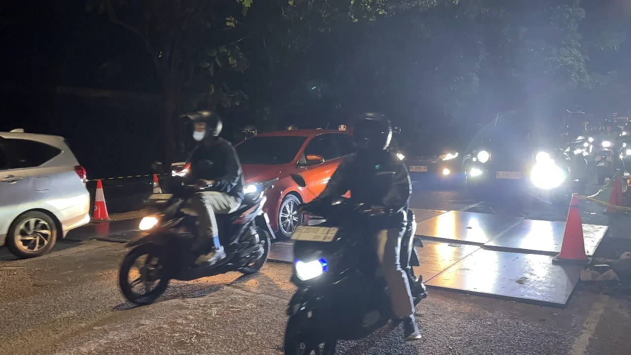 Lalu Lintas Lenteng Agung Mulai Normal Usai Jalan Ambles Ditutup Plat Besi