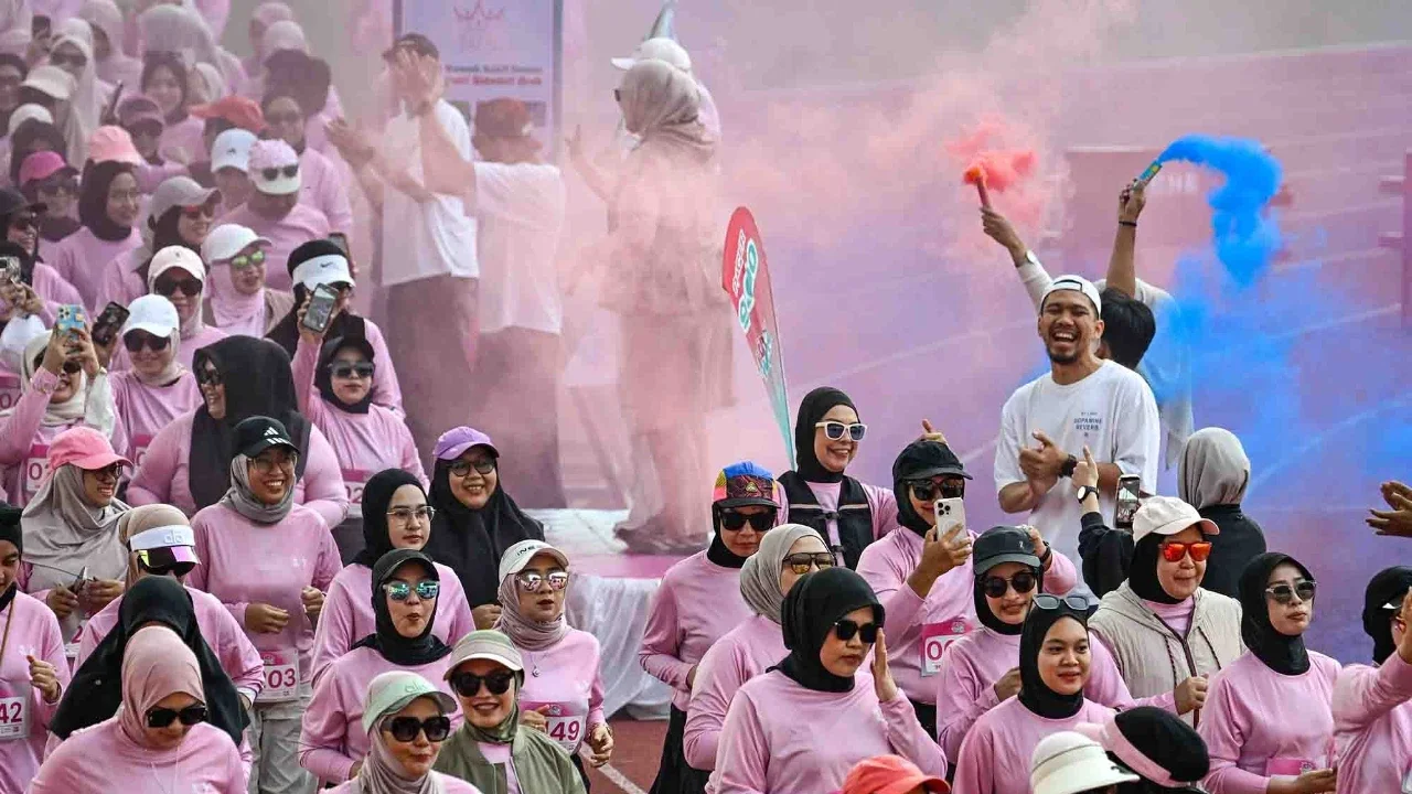 Para pelari wanita mengikuti kegiatan lari santai  'She Runes the World' di Stadion Harapan Bangsa di Banda Aceh, Minggu (03/05/2025).