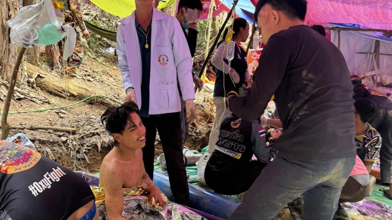 Warga desa yang  berhasil dievakuasi dari dalam gua di provinsi Xaisomboun, Laos, Sabtu, (30/05/2026).