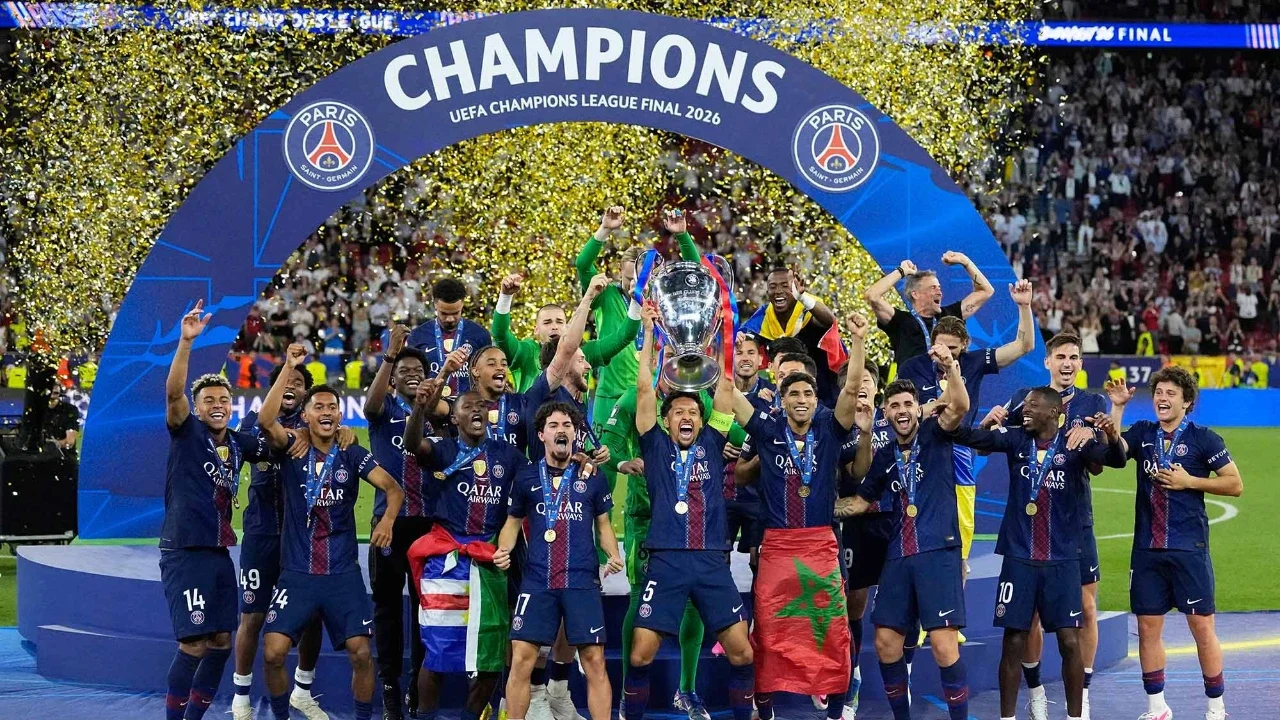 Pemain PSG Marquinhos mengangkat trofi setelah merayakan kemenangan dalam pertandingan final Liga Champions antara Paris Saint-Germain dan Arsenal di Budapest, Hongaria, Minggu (31/05/2026).