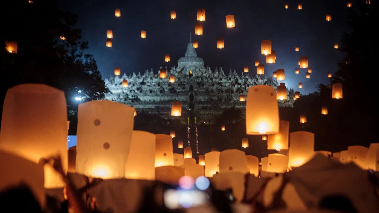 Peserta menerbangkan lampion saat Festival Lampion Waisak 2025 di Marga Utama kompleks Taman Wisata Candi (TWC) Borobudur, Magelang, Jawa Tengah, Minggu (31/5/2026).