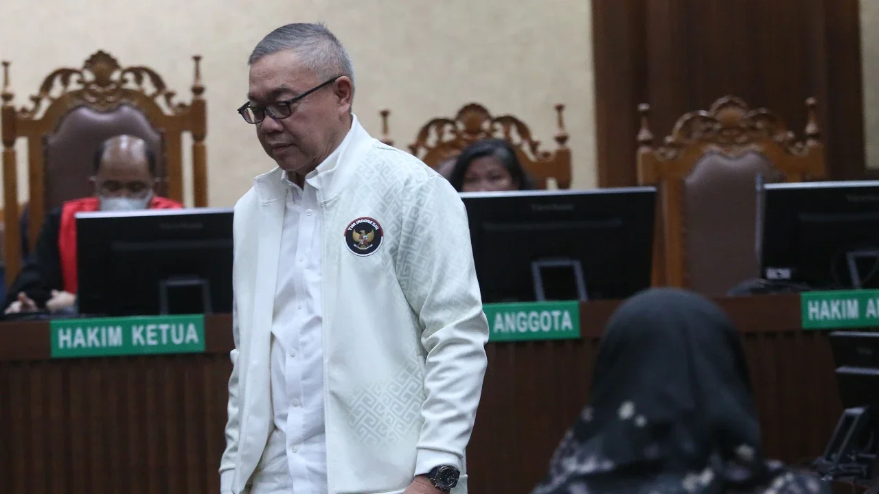 Terdakwa kasus korupsi pengadaan liquefied natural gas (LNG) atau gas alam cair mantan Direktur Gas Pertamina,  Hari Karyuliarto, usai menjalani sidang putusan di Pengadilan Tipikor, Jakarta, Senin (04/05/2026).