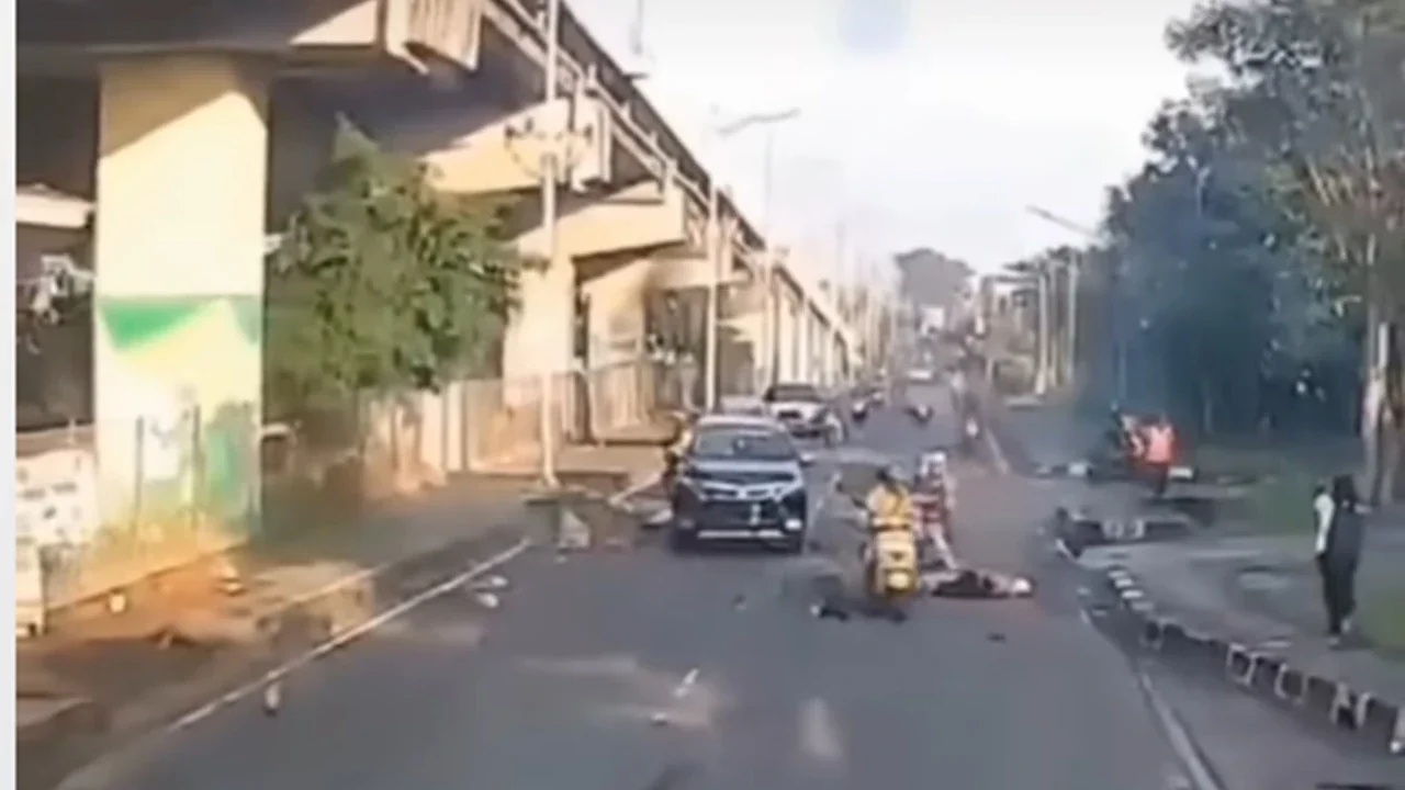 Pajero tabrak lari pedagang buah di kalimalang