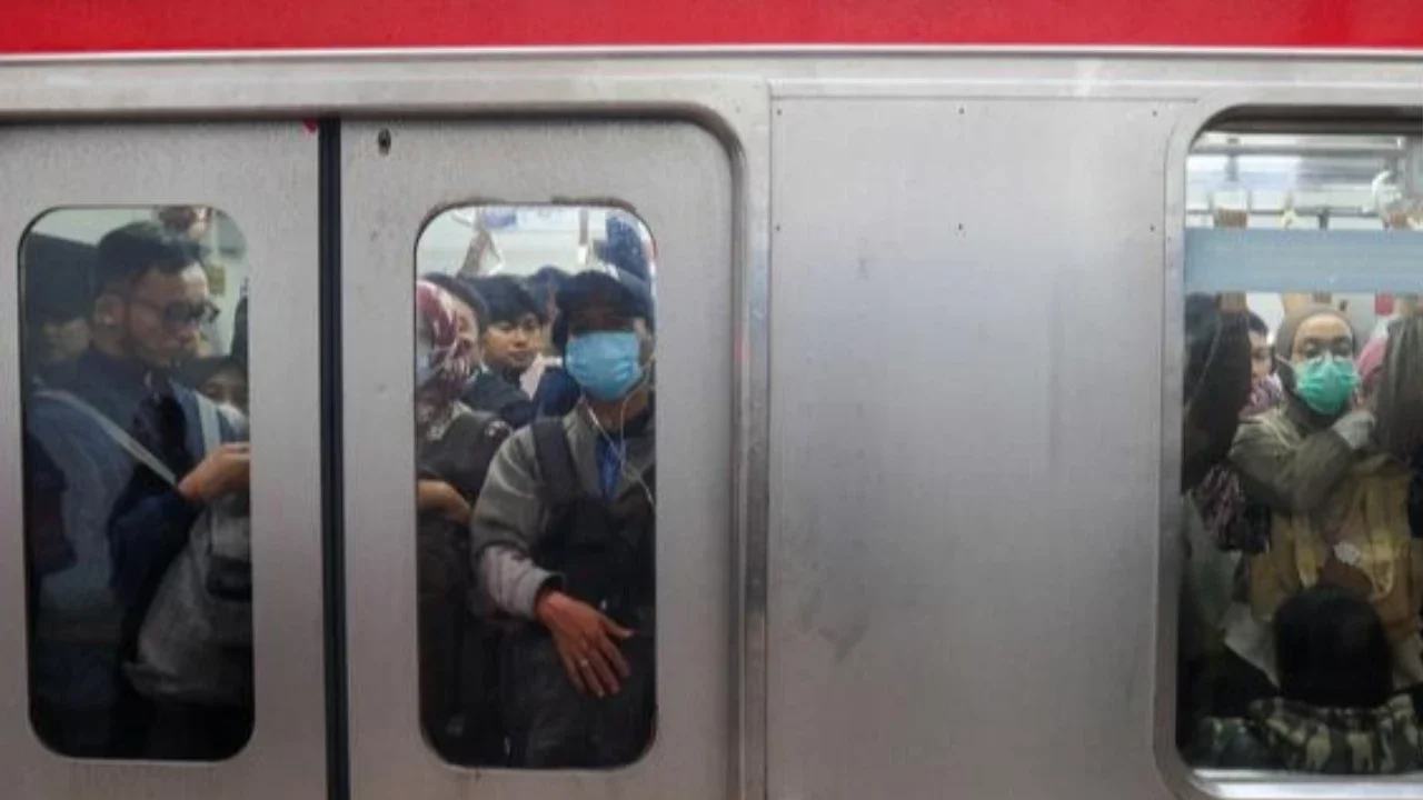 Suasana Stasiun Bekasi, Jawa Barat, Senin (1/2/2021). Calon penumpang menerapkan protokol kesehatan dengan memakai masker. (Liputan6.com/Herman Zakharia)