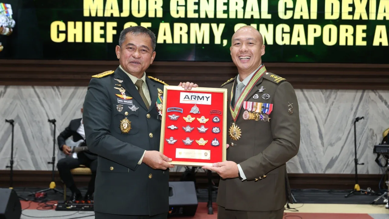 Kasad Jenderal TNI Maruli Simanjuntak menerima kunjungan kehormatan Chief of Army Singapore Army Mayor Jenderal Cai Dexian di Markas Besar Angkatan Darat, Jakarta, Senin (4/5/2026).
