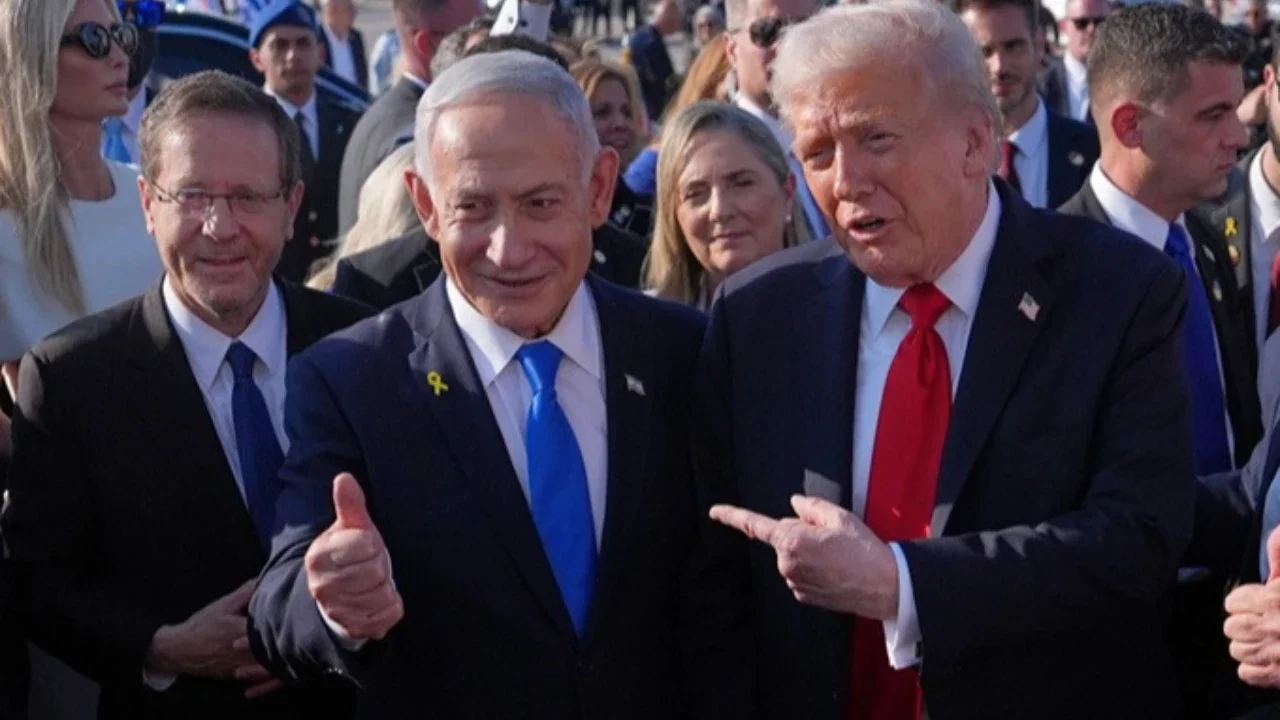 Presiden Amerika Serikat Donald Trump berpose bersama Perdana Menteri Israel Benjamin Netanyahu sebelum menaiki pesawat kepresidenan Air Force One di Bandara Internasional Ben Gurion, dekat Tel Aviv, Senin (13/10/2025). (Dok. AP/Evan Vucci)