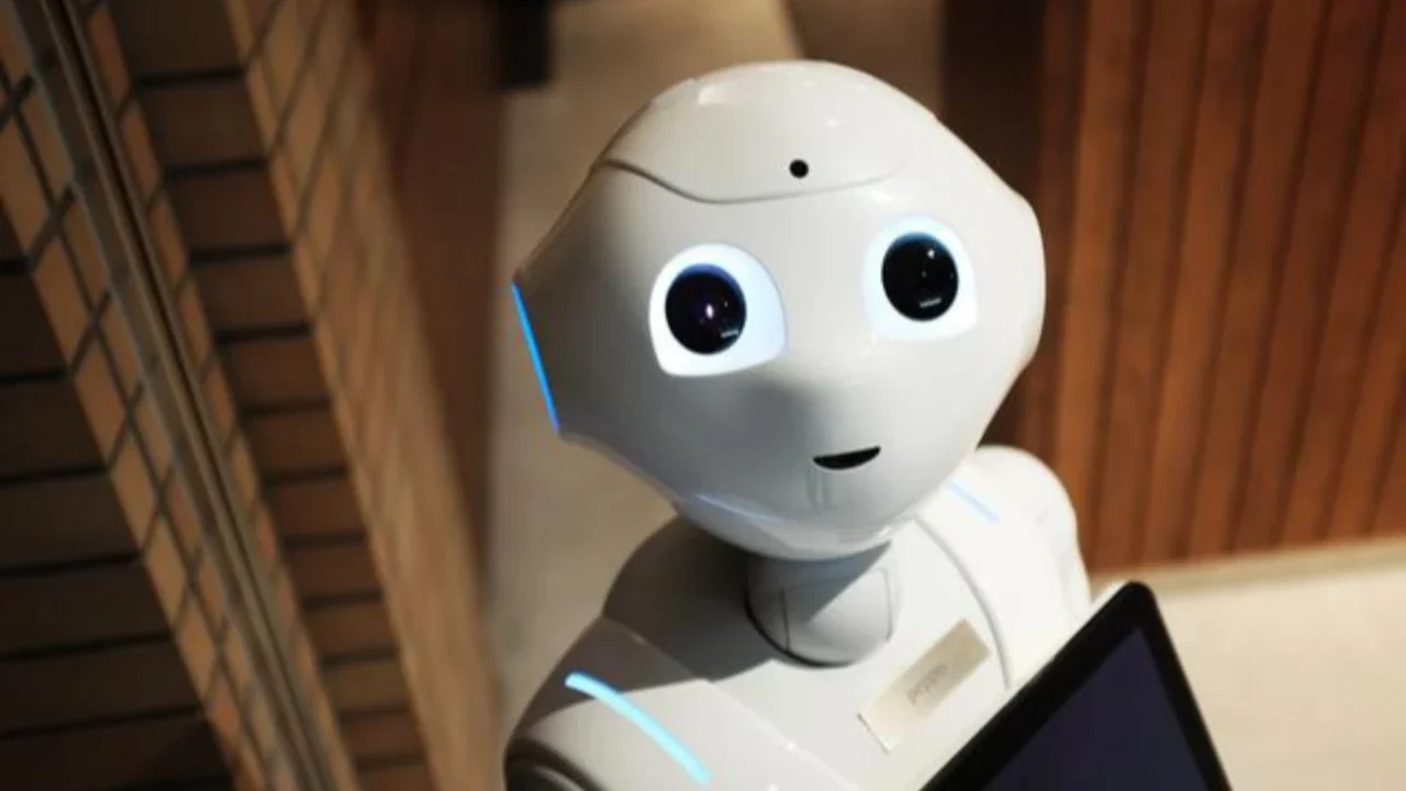 Sebuah robot berkaki empat yang dilengkapi dengan kepala singa melakukan pertunjukan selama hari kedua perayaan Tahun Baru Imlek 2577 Kongzili di sebuah pekan raya kuil di Beijing pada Rabu 1