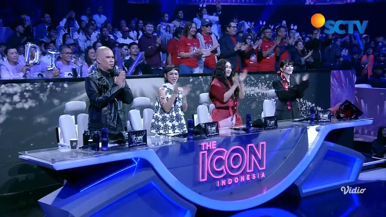 Judges kompak memberikan standing ovation untuk Vedra (Batam) usai membawakan lagu “Sang Dewi”. Bahkan, Ahmad Dhani tampak meneteskan air mata dan mengungkapkan kekagumannya.