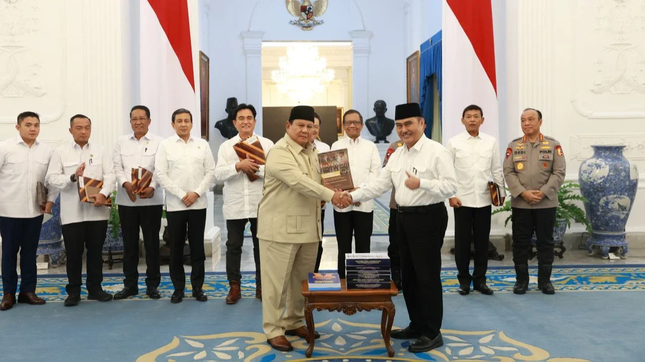 Laporan hasil kerja Komisi Percepatan Reformasi Polri telah diserahkan kepada Presiden Prabowo Subianto di Istana Negara, Selasa (5/5) sore.