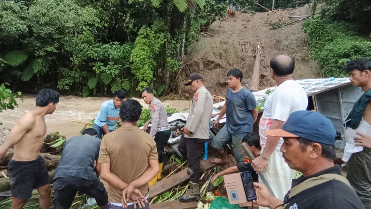 Longsor di Tapanuli Utara Seret Mobil ke Sungai, Tiga Orang Tewas