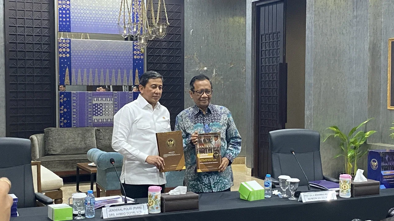 Sekretaris Komisi Percepatan Reformasi Polri (KPRP), Ahmad Dofiri (kiri) dalam konferensi pers terkait rekomendasi KPRP di kawasan Dharmaswangsa Jakarta Selatan, Rabu (6/5/2026).