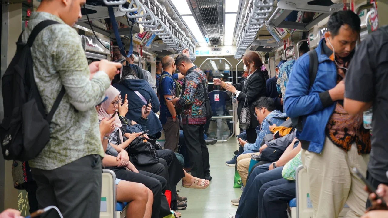 Penumpang LRT Jabodebek di Stasiun Dukuh Atas, jakarta, Rabu (06/05/2026).