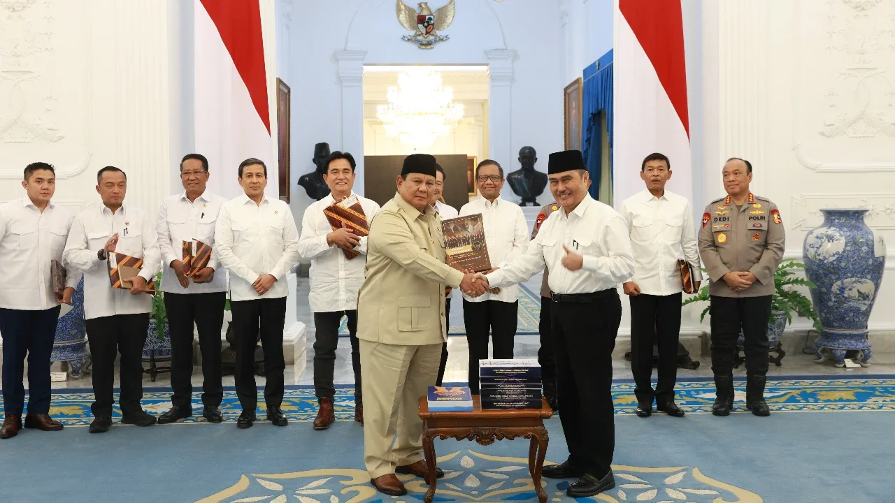 Laporan hasil kerja Komisi Percepatan Reformasi Polri telah diserahkan kepada Presiden Prabowo Subianto di Istana Negara, Selasa (5/5) sore.