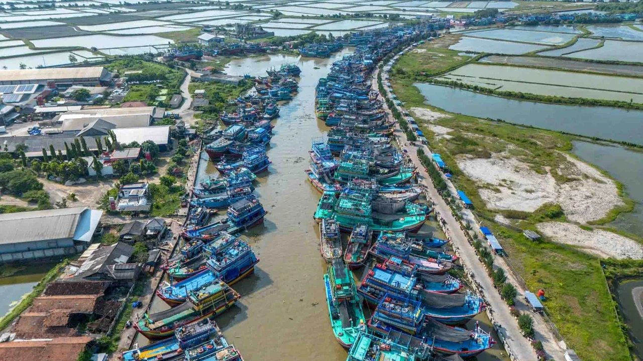 Pemandangan udara menunjukkan kapal-kapal nelayan berlabuh di pelabuhan Juwana, Pati,  Jawa Tengah, Rabu *06/05/2026).